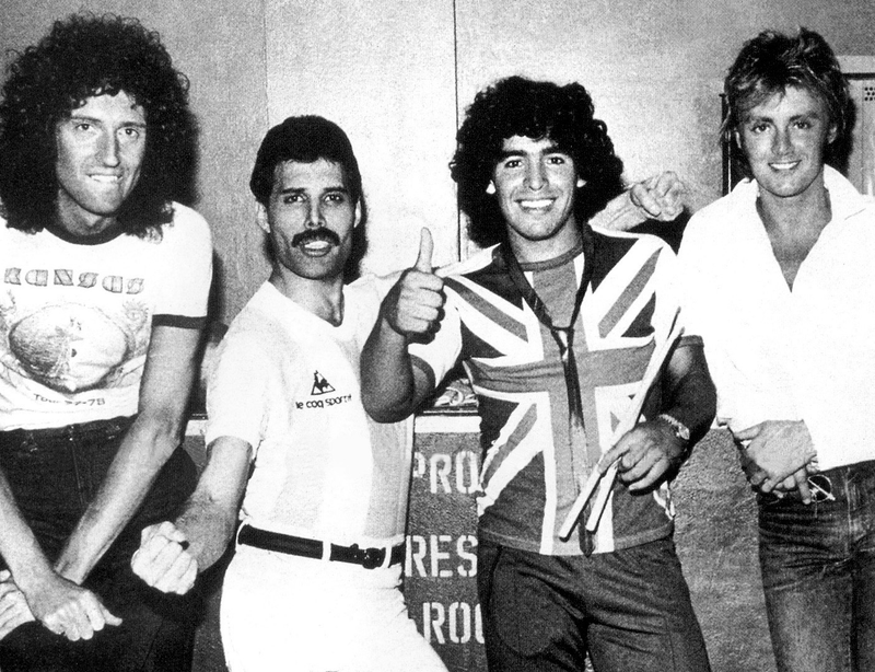 Se tomó en el estadio José Amalfitani de Buenos Aires, y le valieron a Maradona una sonada polémica por llevar la camiseta con la Union Jack en pleno conflicto de las Malvinas. Foto vía FeelNumb